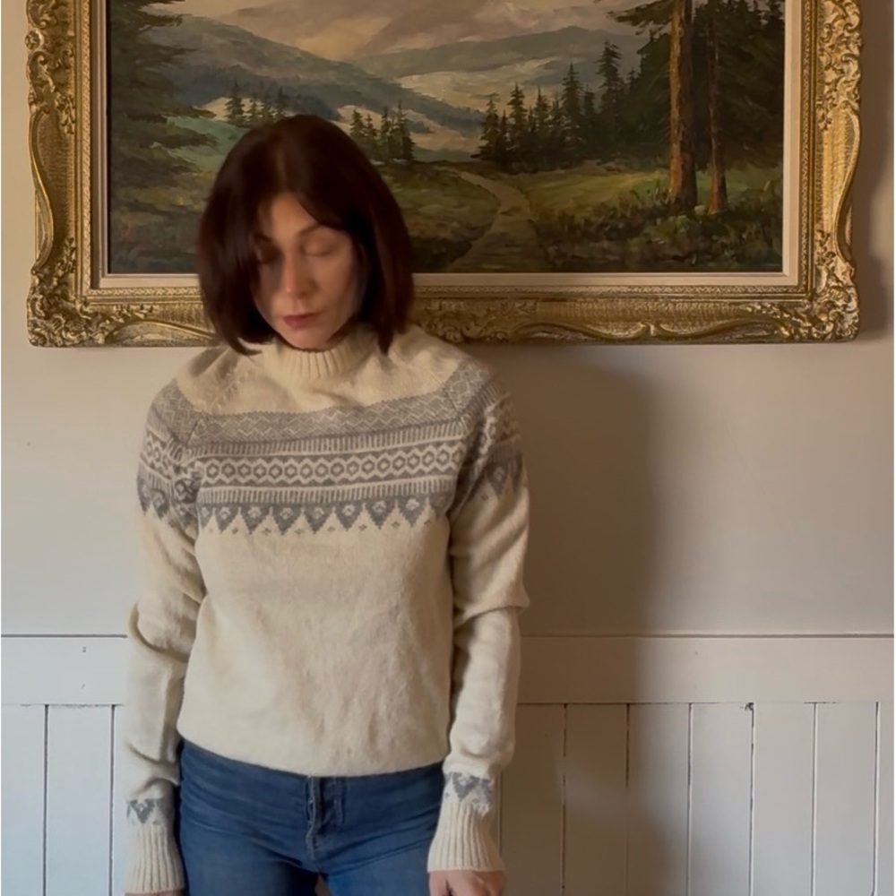 Vintage van heusen || women’s Cream and Gray Sweater